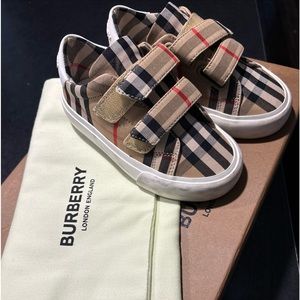 Kids Unisex Burberry shoes size 8US/25EU